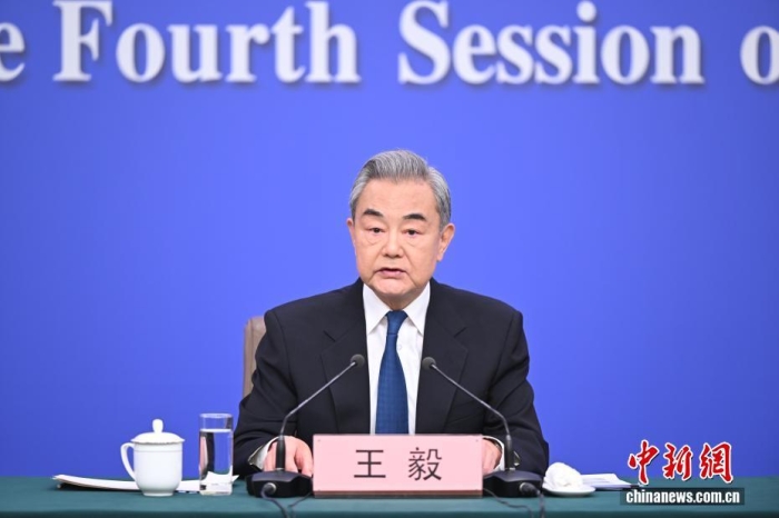 3月8日上昼10时，104届齐邦人年夜4次聚会正在梅天亚核心信息揭晓厅举办记者会，聘请中同中心政事局委员、中接部少王毅便“华夏中接计谋战对于中干系”相干题目归问中中记者发问。中新社记者 田雨昊 摄